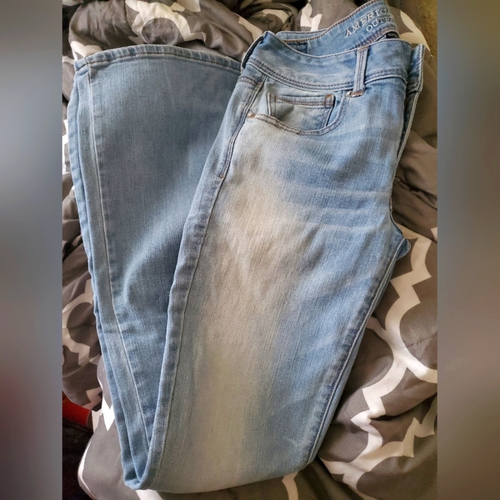 American Eagle Outfitters, 6 Regular light wash, kick boot jeans.